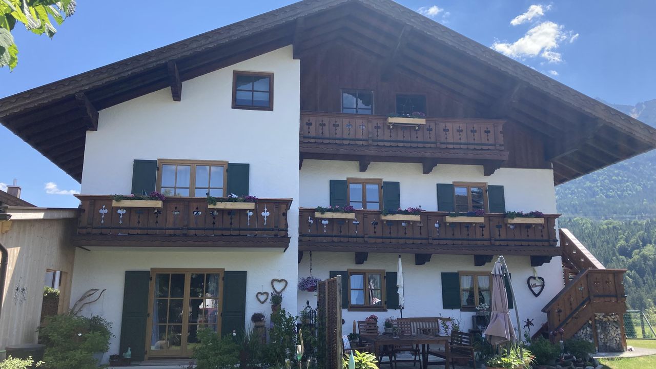 Außenansicht Haus im Sommer Außenansicht Haus im Sommer